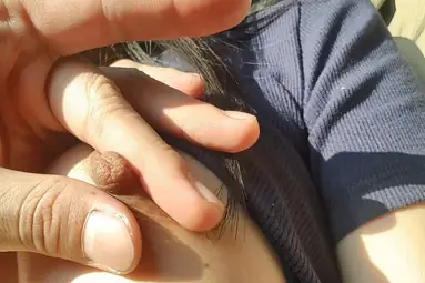 Cewek Cindo Sweater Biru Rela Diremas Sampe Keenakan